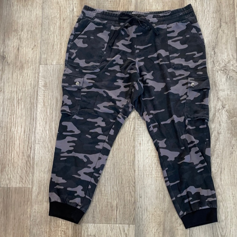 New York & Co Camo Cargo Joggers